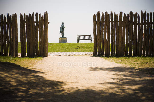 Деревянный забор форта Джеймс и пейзаж статуи Джона Смита в историческом поселке Джеймстаун, Вирджиния, США — стоковое фото