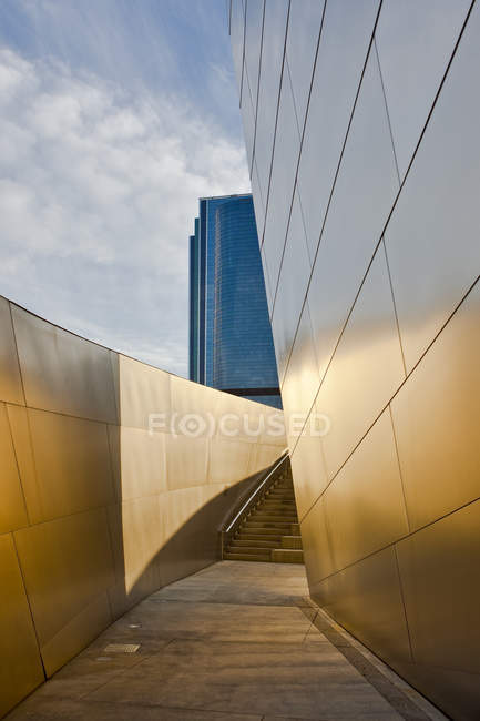 Pasarela amurallada alrededor de un edificio moderno, Los Ángeles, California, Estados Unidos - foto de stock