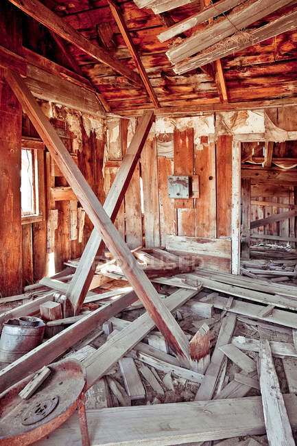 Interior de la vieja choza de madera colapsando en el campo - foto de stock