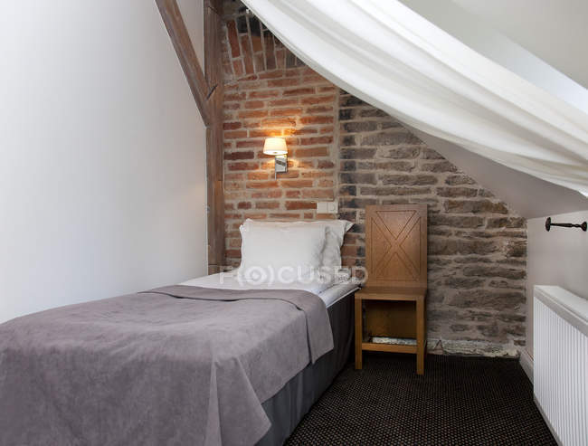 Petite chambre avec mur de pierre de Vihula Manor, Vihula, Estonie — Photo de stock