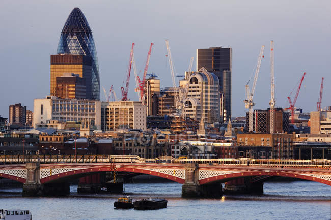 Лондонський горизонт і міст Ватерлоо з кораблями на воді, Англія, Великобританія — стокове фото