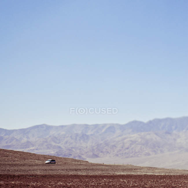 Автомобільний проїжджаючи через пустелю, долину смерті, Невада, Сполучені Штати — стокове фото