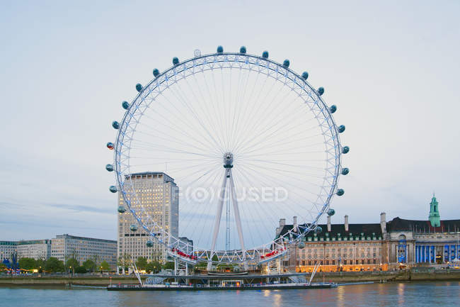 Лондонське колесо очі в сутінках в міський пейзаж Лондона, Англія, Великобританія — стокове фото