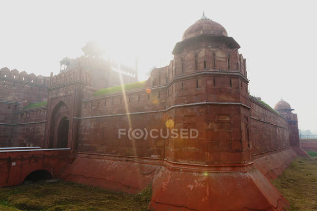 Red Fort edifício antigo em backlit brilhante, Jaipur, Rajasthan, Índia — Fotografia de Stock