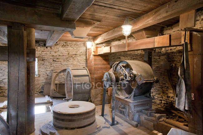 Ancien moulin à vent intérieur avec équipement vintage à Seidla, Estonie — Photo de stock