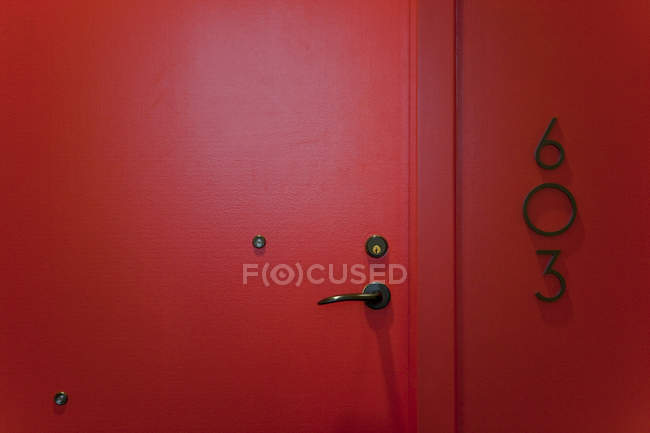 Красная дверь в Сиэтле, Вашингтон, США — стоковое фото