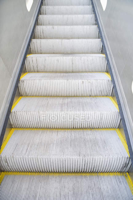Современная эскалаторная лестница в городском здании Лондона, Великобритания — стоковое фото