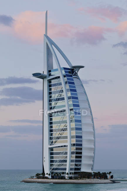 Готель Бурдж аль Араб і морський пейзаж в Дубаї, Об'єднані Арабські Емірати — стокове фото