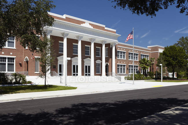 Ingresso anteriore alla scuola superiore di Bradenton, Florida, Stati Uniti — Foto stock