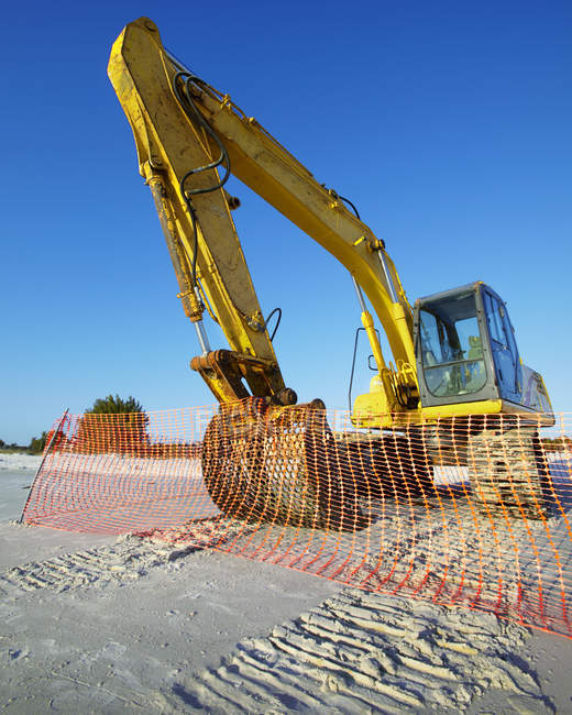Excavadora en playa de arena, Bradenton Beach, Florida, Estados Unidos - foto de stock