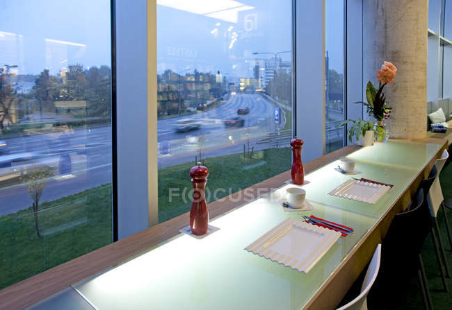 Fenêtre et table dans un café haut de gamme à Tartu, Estonie — Photo de stock