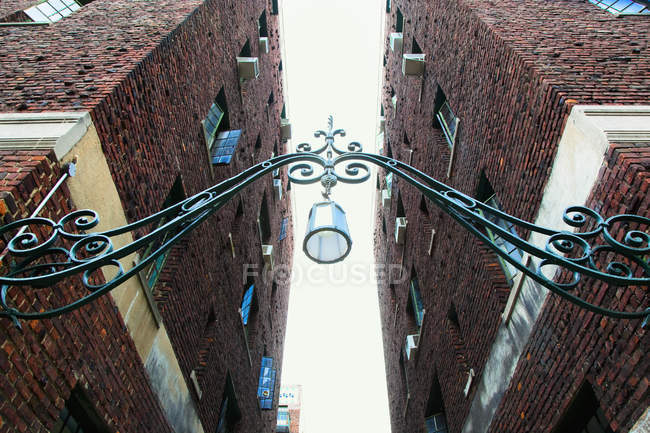 Dettaglio cancello in metallo decorato ad appartamento vicolo con case in mattoni, vista ad angolo basso, New York, New York, USA — Foto stock