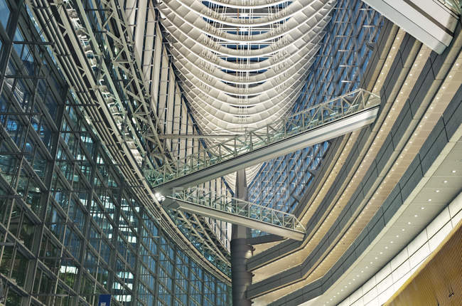 Fórum Internacional de Tóquio interior em vista de baixo ângulo, Tóquio, Japão — Fotografia de Stock