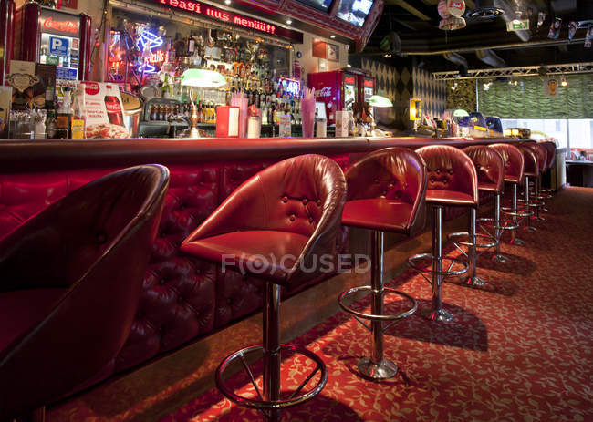 Bar en el restaurante de estilo americano en Tallin, Estonia - foto de stock