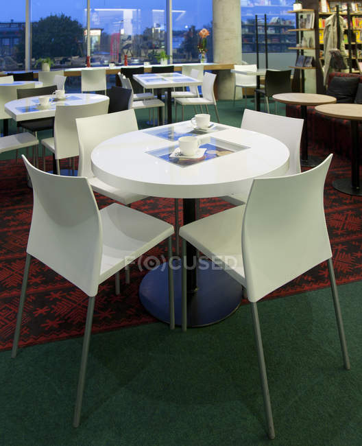 Tables de salle à manger dans un café haut de gamme à Tartu, Estonie — Photo de stock