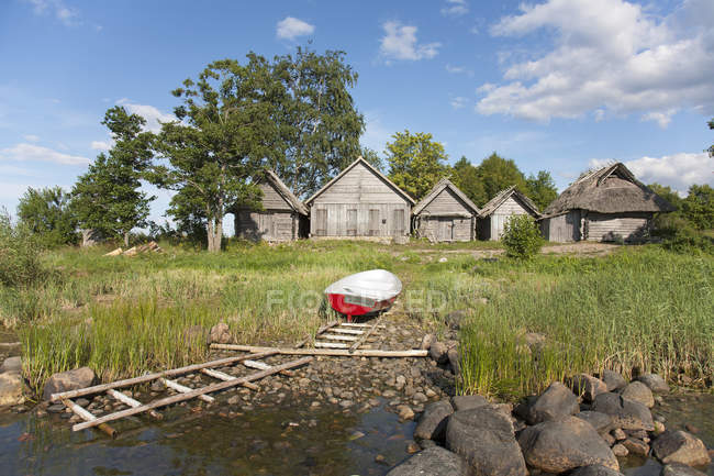 Barco y cobertizos de madera de pesca, Altja, Estonia — Stock Photo