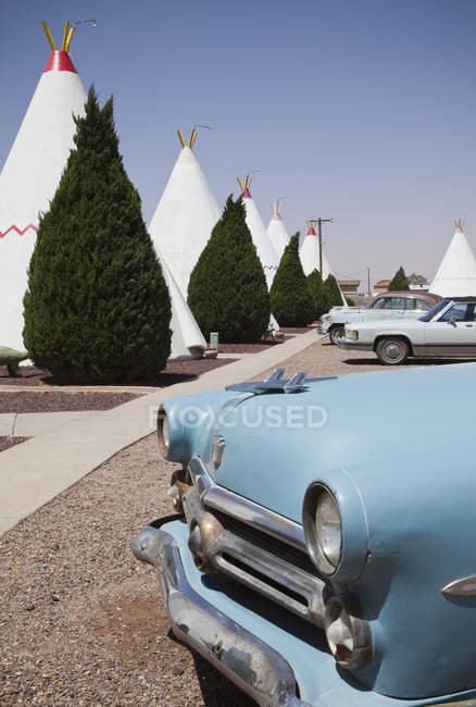Motel am Straßenrand mit Tipi-Zimmern in der Wüste von Holbrook, arizona, Vereinigte Staaten — Stockfoto