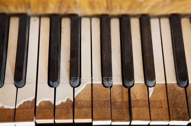 Tasti antichi di pianoforte rotti a fuoco selettivo, primo piano — Foto stock