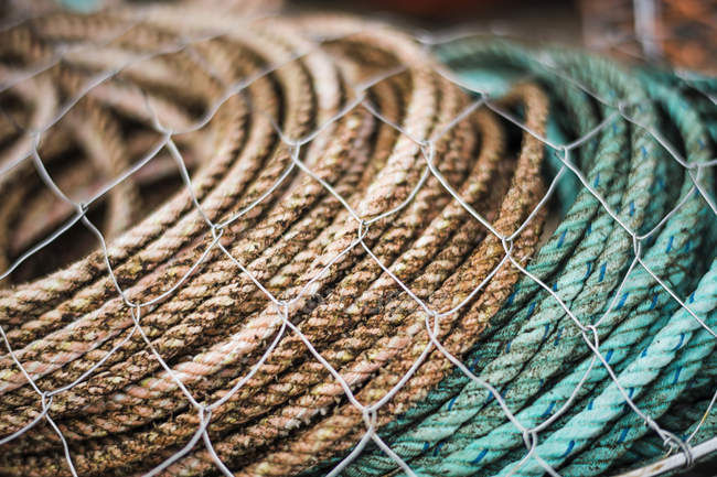 Aparejos de pesca, cuerdas y redes apiladas en primer plano . - foto de stock