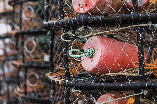 Pots de crabe et de homard empilés sur le quai, gros plan . — Photo de stock