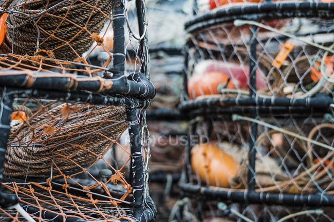 Pentole di granchio e aragosta impilate sul molo, primo piano
. — Foto stock