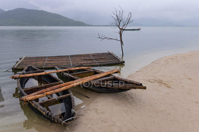 Bateaux traditionnels sur le rivage sablonneux près de Da Nang, Vietnam . — Photo de stock