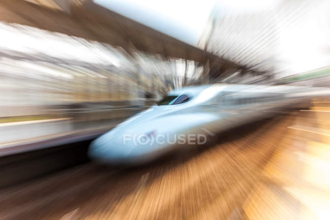 Blurred motion view of Shinkansen Bullet Train at platform of Tokyo Station, Japan. — Stock Photo