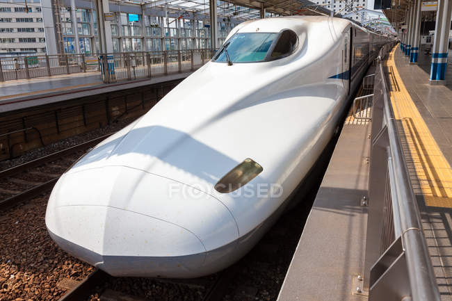 White Shinkansen Bullet Train espera en la plataforma de la estación de Tokio, Japón . - foto de stock