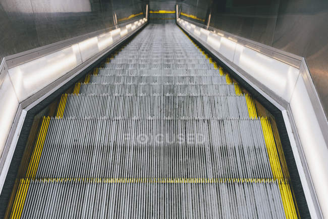 Vista de ángulo alto de escaleras mecánicas en edificio moderno . - foto de stock