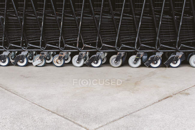 Тележки супермаркета, сложенные вместе, полный каркас . — стоковое фото