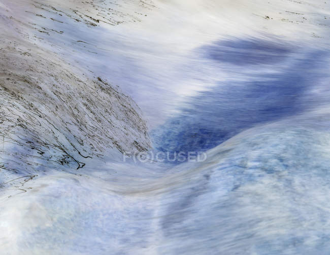 Lunga esposizione astratta di acqua di fiume che scorre — Foto stock