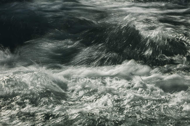 Détail de l'eau de la rivière de montagne se précipitant et en cascade — Photo de stock