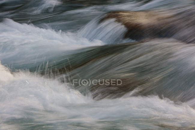 Lunga esposizione astratta di acqua di fiume che scorre — Foto stock
