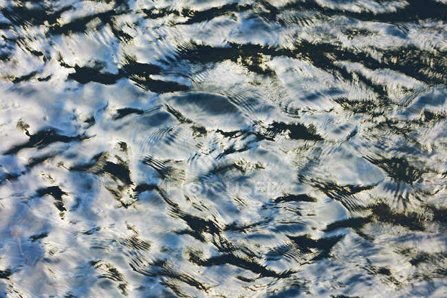 Hochwinkelaufnahme von Reflexion und Wellen an der Wasseroberfläche des Flusses — Stockfoto