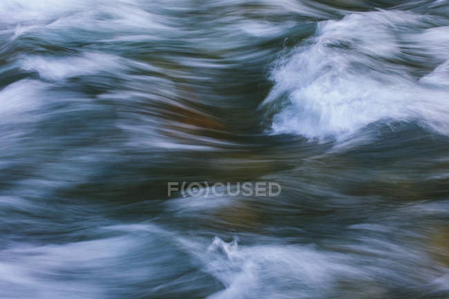 Larga exposición abstracta del agua corriente del río - foto de stock