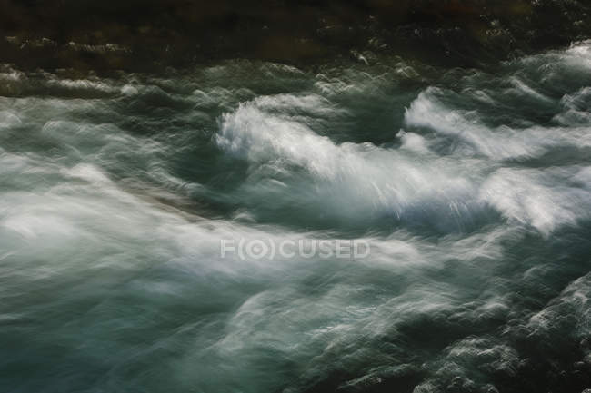 Langzeitbelichtungsabstrakt fließenden Flusswassers — Stockfoto