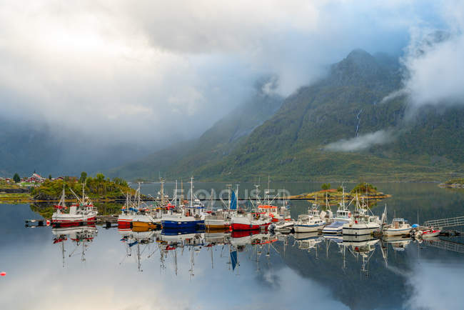 Barcos de pesca y cabañas de madera tradicionales, Islas Lofoten, Noruega, Europa . - foto de stock