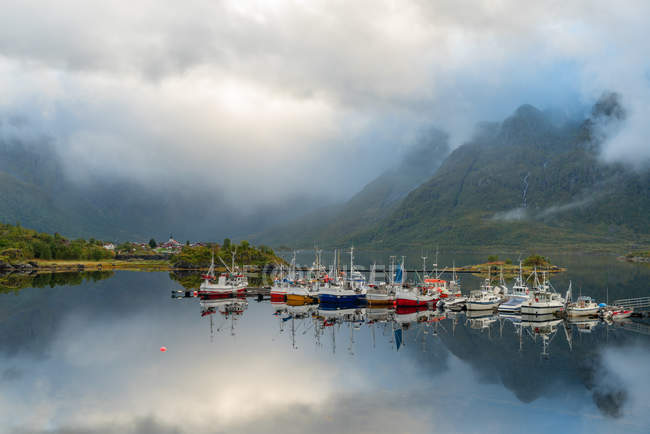 Barcos de pesca e cabanas de madeira tradicionais, ilhas Lofoten, Noruega, Europa
. — Fotografia de Stock