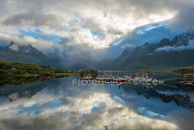 Boats moored near village of Reine, Lofoten Islands, Norway, Europe. — Stock Photo