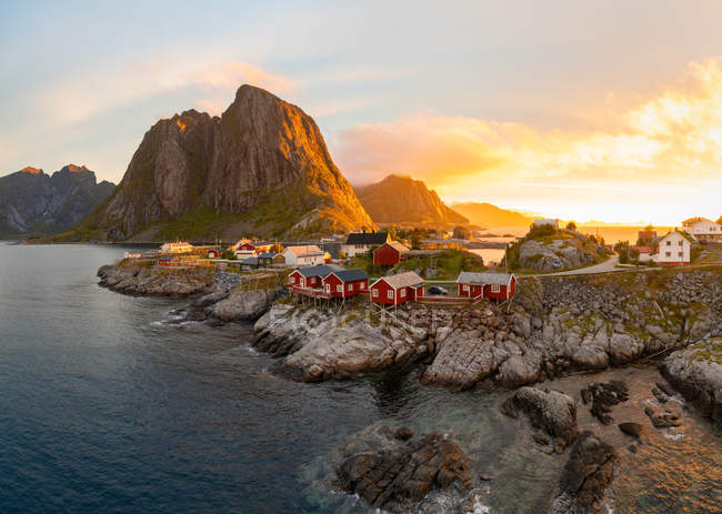 Rote hölzerne rorbu-hütten im dorf reine auf hamnoy island, lofoten, norwegen, europa. — Stockfoto