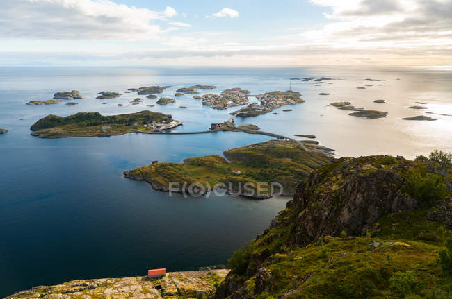 Henningsvaer en las islas Lofoten con puerto protegido y puentes que conectan las islas rocosas, Noruega, Europa
. - foto de stock