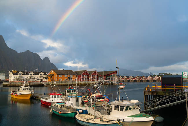 Barcos en puerto y arco iris en Svolvaer, Islas Lofoten, Nordland, Noruega, Europa . - foto de stock