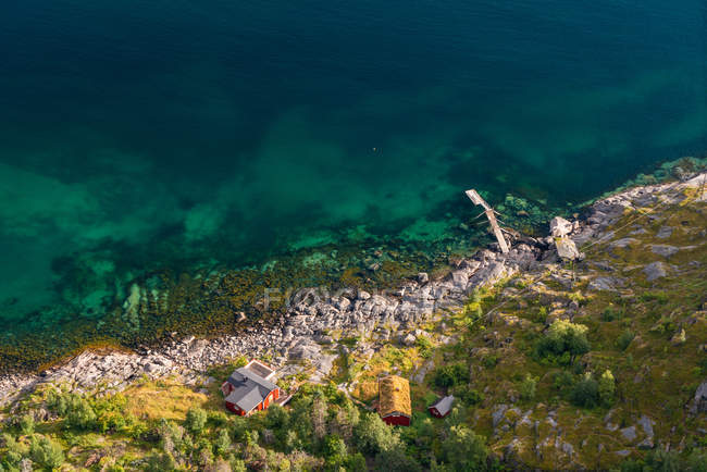 Luftaufnahme über buntes Meer und Häuser, henningsvaer, austvagoy, nordland, norwegen, europa. — Stockfoto