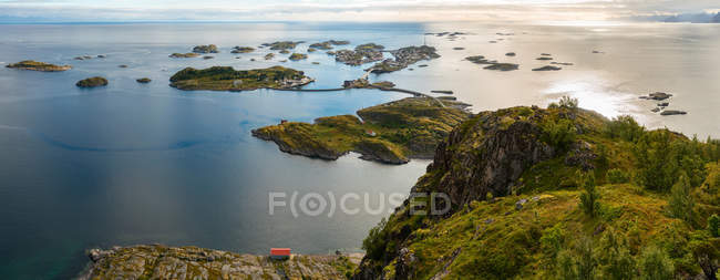 Henningsvaer en las islas Lofoten con puerto protegido y puentes que conectan las islas rocosas, Noruega, Europa . - foto de stock