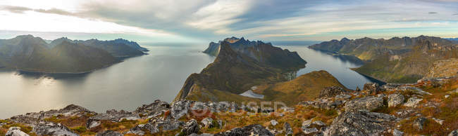 Paisaje de Lofoten Islands montañas y agua, Noruega, Europa . - foto de stock