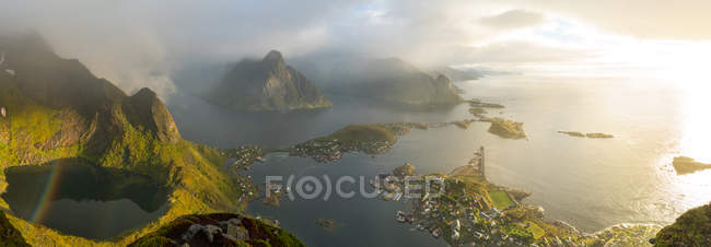 Vue aérienne du village de Reine dans les îles Lofoten, Norvège, Europe . — Photo de stock