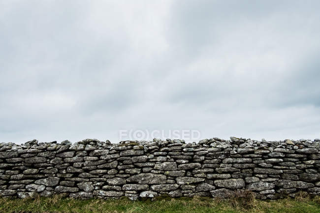 Old dry stone wall under cloudy sky, Cornovaglia, Inghilterra, Regno Unito . — Foto stock