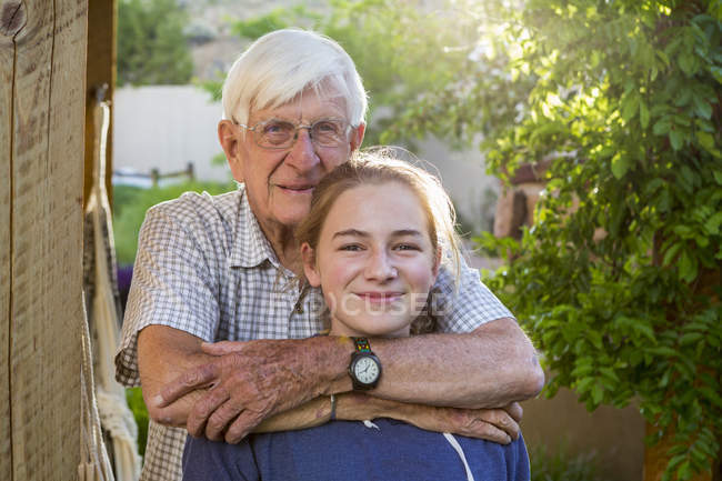 Porträt eines Teenie-Mädchens und Großvaters, — Stockfoto