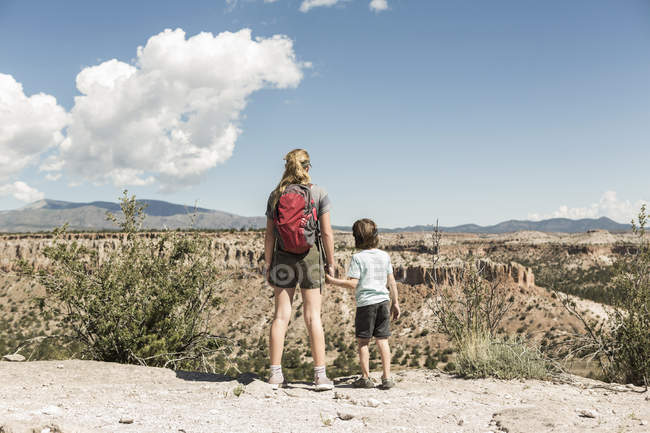 Siblings holding hands, Tsankawi Ruins, New Mexico, USA — Stock Photo