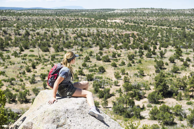 Rückansicht einer jugendlichen Wanderin mit Blick auf Wüstenblick, Tankawi-Ruinen, New Mexico, Vereinigte Staaten — Stockfoto